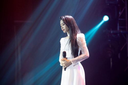 Nữ ca sĩ Việt bất ngờ tuyên bố đổi nghệ danh ngay trên sân khấu