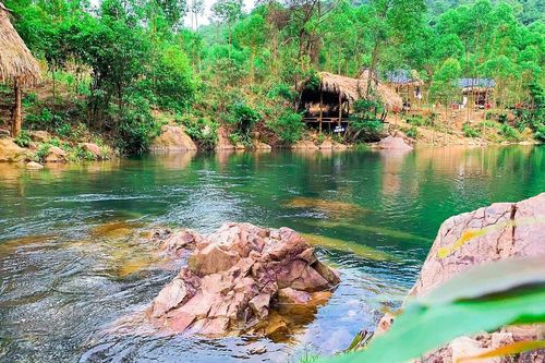 Con suối mát lạnh ở Bắc Giang kéo khách đổ về giải nhiệt mùa hè