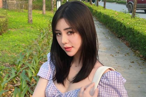 'Chị gái' hơn 10 tuổi của Quỳnh Kool: Ở nhà 60 tỷ, đeo kim cương 100 tỷ sơ hở là chiếm spotlight em gái
