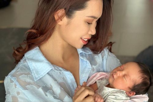 Nữ siêu mẫu lần đầu khoe diện mạo của con trai út