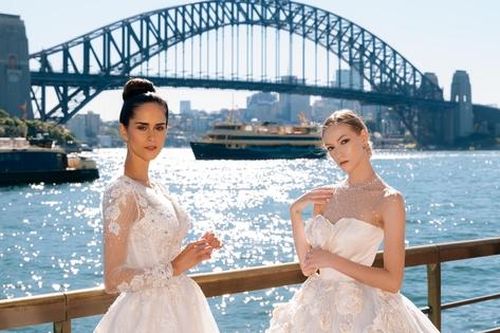 Váy cưới của nhà thiết kế Việt Nam gây ấn tượng ở cầu cảng Sydney