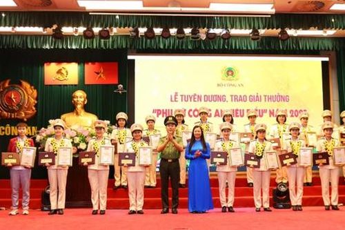 Trao giải thưởng cho 20 'Phụ nữ Công an tiêu biểu' và biểu dương 63 nữ 'Công an cơ sở xuất sắc'