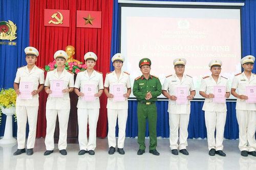 Công an huyện Phú Tân công bố, trao quyết định thăng cấp bậc hàm, nâng bậc lương năm 2024