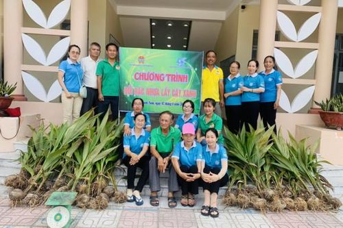 Tổ chức hoạt động đổi rác thải nhựa lấy cây xanh