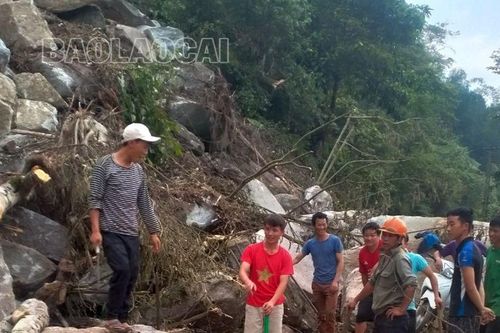 Người dân Phìn Hồ Thầu mong sớm thoát cảnh chia cắt giao thông
