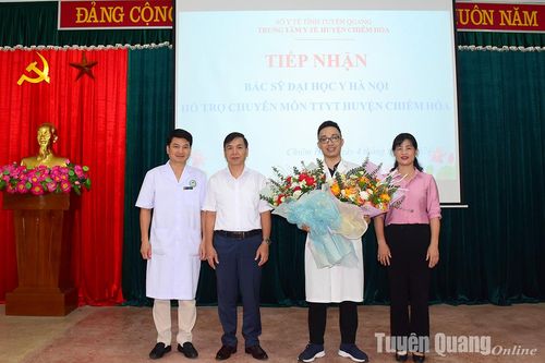 Bác sỹ Bệnh viện Đại học Y Hà Nội hỗ trợ chuyên môn cho Trung tâm Y tế huyện Chiêm Hóa