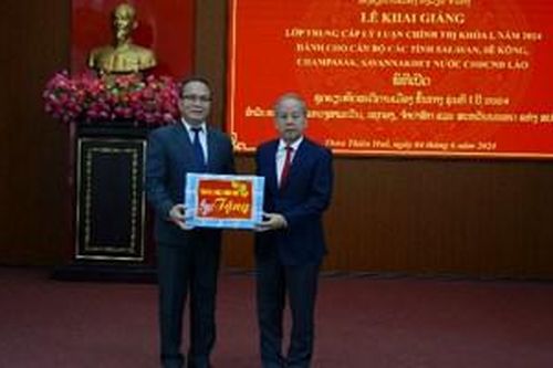 Khai giảng lớp trung cấp lý luận chính trị dành cho cán bộ các tỉnh Nam Trung Lào