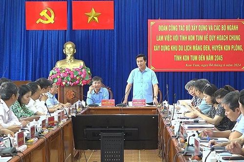 Thứ trưởng Nguyễn Tường Văn khảo sát thực tế khu vực lập Quy hoạch xây dựng Khu du lịch Măng Đen