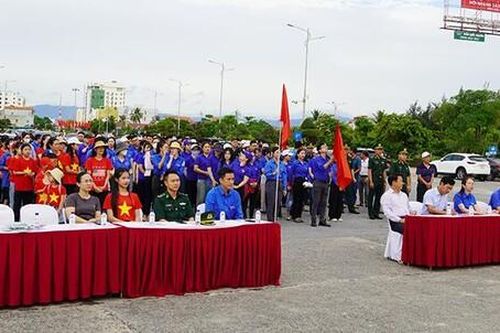 Tuổi trẻ Quảng Bình chung tay làm sạch môi trường biển