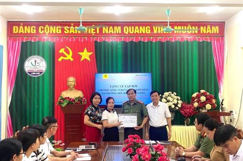 Phú Thọ: Trao tặng gần 6.000 vé bơi miễn phí cho các trẻ em có hoàn cảnh khó khăn