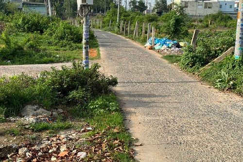 Thiếu nữ bị 1 người xô đổ xe, đè xuống bãi đất lúc đêm khuya