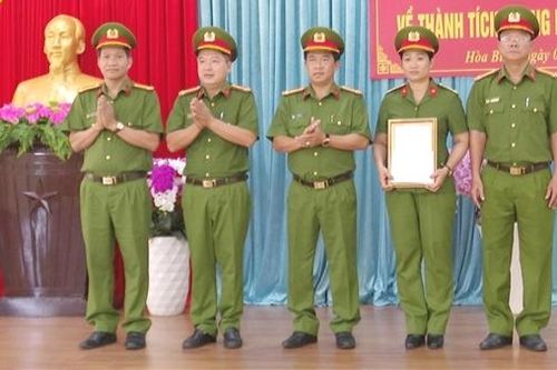 Thưởng nóng lực lượng khám phá nhanh vụ dàn cảnh cướp giật tài sản