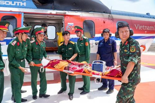 Đưa bệnh nhân bị chấn thương nặng, đứt rời 1/3 cánh tay phải về đất liền an toàn
