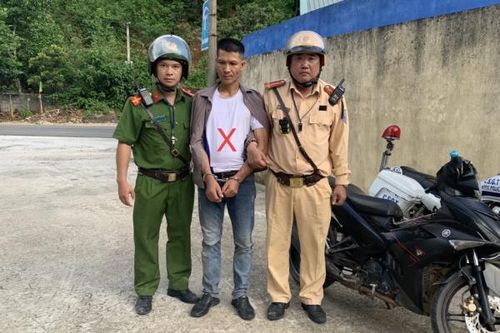 Bắt giữ đối tượng vận chuyển trái phép gần 0,5 kg ma túy đá