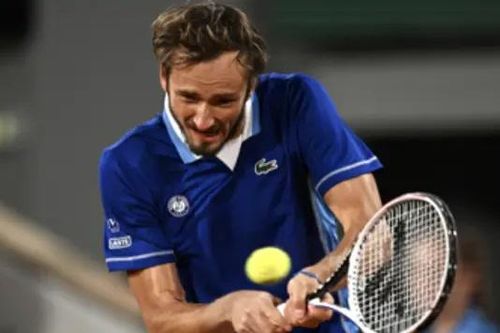 Những hạt giống hàng đầu tại Roland Garros gặp nhiều khó khăn
