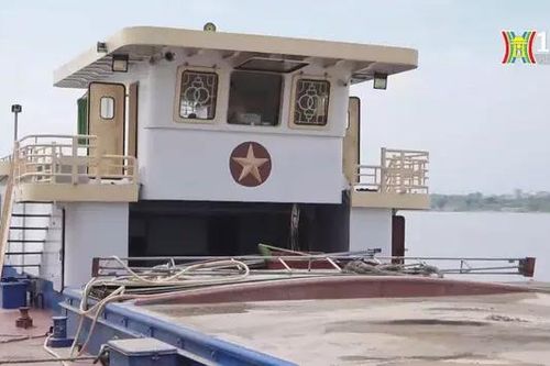 Bắt giữ hai tàu khai thác cát trái phép trên sông Hồng
