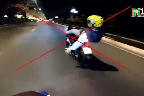 Tạm giữ phương tiện của thanh niên điều khiển xe bằng chân