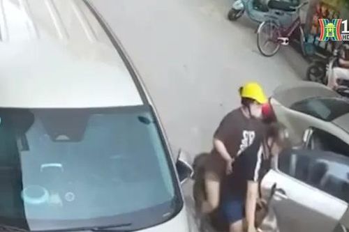 Mở cửa ô tô giữa đường, thiếu quan sát gây tai nạn