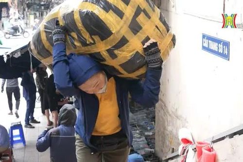 Khi phụ nữ làm nghề bốc vác