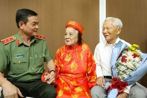 Giám đốc Công an TPHCM thăm, chúc thọ các cụ 90 tuổi tại quận Tân Bình