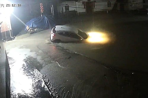 Nhầm đoạn đường ngập nước, tài xế lao ô tô xuống ao