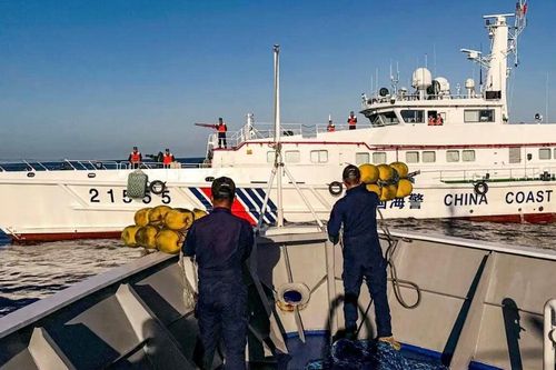 Philippines bác thông tin chĩa súng vào tàu hải cảnh Trung Quốc