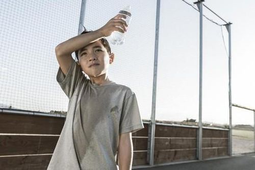 Cách giúp trẻ tránh sốc nhiệt khi tập luyện trong mùa hè