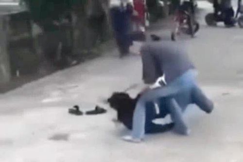 2 nữ sinh lao vào đánh nhau vì mâu thuẫn trong cá cược bóng đá
