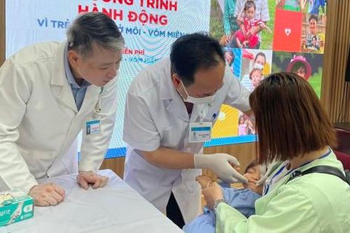 Điều trị cho trẻ mắc dị tật khe hở môi - vòm miệng không phải chỉ 1 hoặc 2 ca mổ