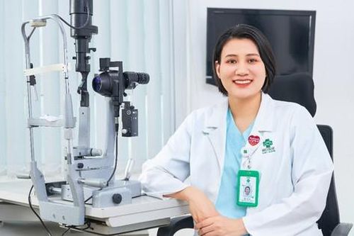 Người bác sĩ phẫu thuật tật khúc xạ luôn tận tâm với nghề