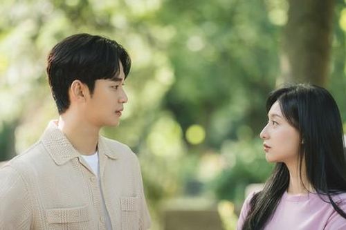 Dàn cast 'Queen Of Tears' hội ngộ đông đủ, Kim Soo Hyun lại có hành động lạ