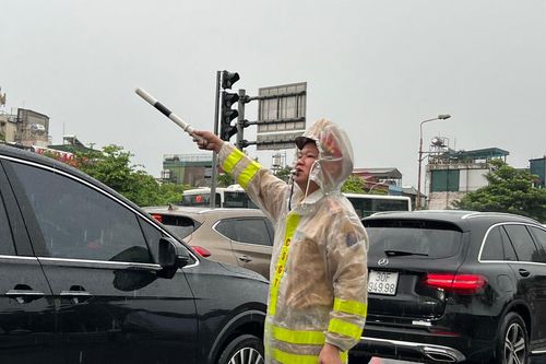 Công an Hà Nội dầm mưa hướng dẫn, phân luồng giao thông
