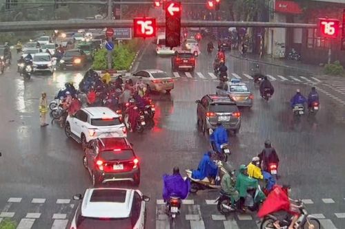 CSGT Hà Nội đội mưa phân luồng, hướng dẫn giao thông