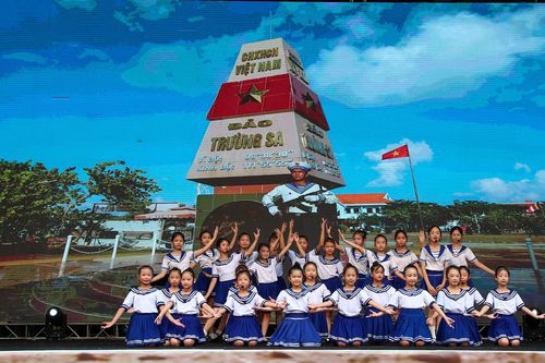Chương trình nghệ thuật 'Biển, đảo quê hương' truyền tải thông điệp về hành tinh xanh