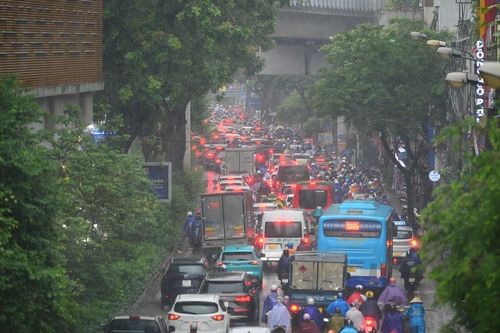 Hà Nội: Mưa lớn kéo dài khiến nhiều tuyến đường ùn tắc, người dân chật vật đi làm