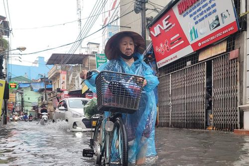 Hà Nội: Mưa lớn sáng sớm, xuất hiện nhiều điểm ngập sâu