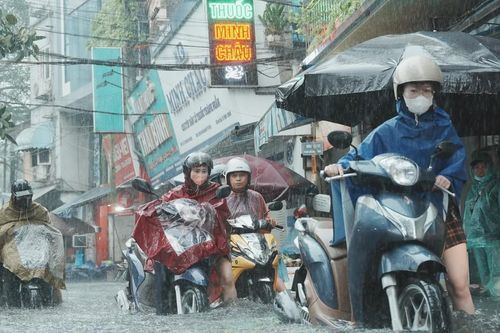Hà Nội: Nhiều điểm ngập úng trên 1m