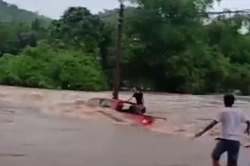Cố vượt đập tràn, xe bán tải chở 2 người bị nước cuốn trôi