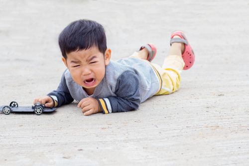 Bé 6 tuổi gặp tình trạng nguy hiểm sau khi ngã dập đầu
