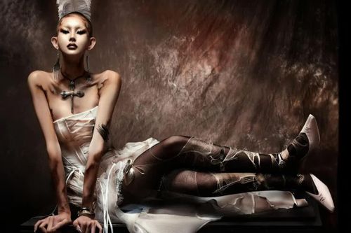 'Váy trả thù' của vợ Decao