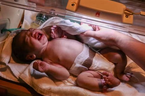 Tỷ lệ sinh 'thủng đáy' năm thứ 8 liên tiếp ở Nhật