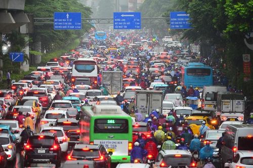 Hà Nội: mưa lớn đúng giờ cao điểm sáng, nhiều tuyến đường ùn tắc kéo dài