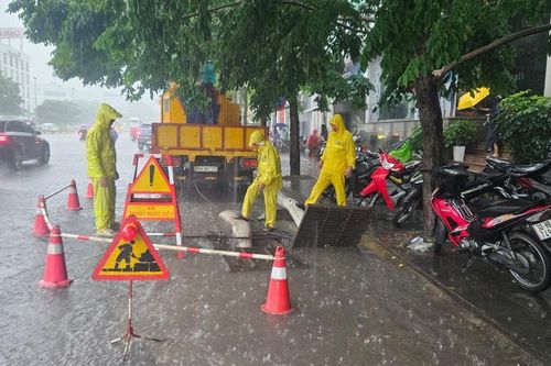 Hà Nội: Công nhân thoát nước đội mưa đẩy nhanh tốc độ tiêu thoát nước
