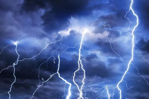 Hà Nội: Một phụ nữ bị sét đánh nguy kịch
