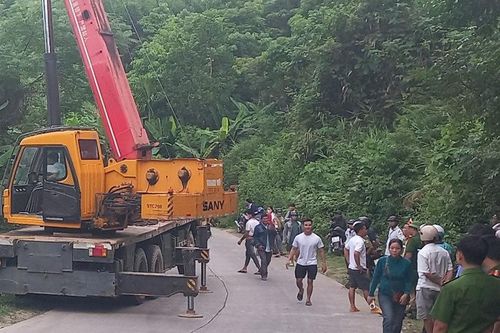 Quảng Nam: Xe tải chở gỗ keo lao xuống đèo Liêu, 2 người tử vong