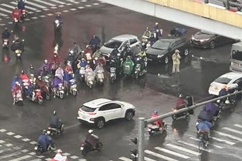 Công an Hà Nội lưu ý người dân tham gia giao thông an toàn trong mưa dông