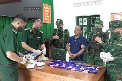 Bắt giữ đối tượng người Lào vận chuyển khối lượng lớn ma túy