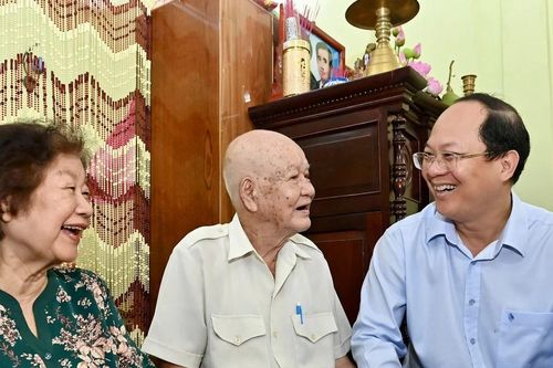 Phó Bí thư Thường trực Thành ủy TPHCM Nguyễn Hồ Hải chúc thọ người cao tuổi tiêu biểu