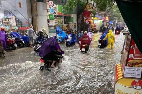 Mưa lớn khiến nhiều tuyến phố Hà Nội ngập sâu trong biển nước