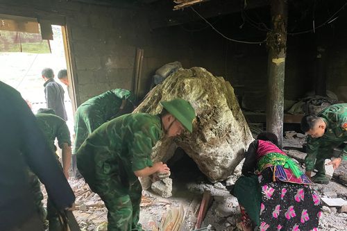 Đá lở trên núi lăn xuống nhà dân khiến bé trai 14 tuổi thiệt mạng